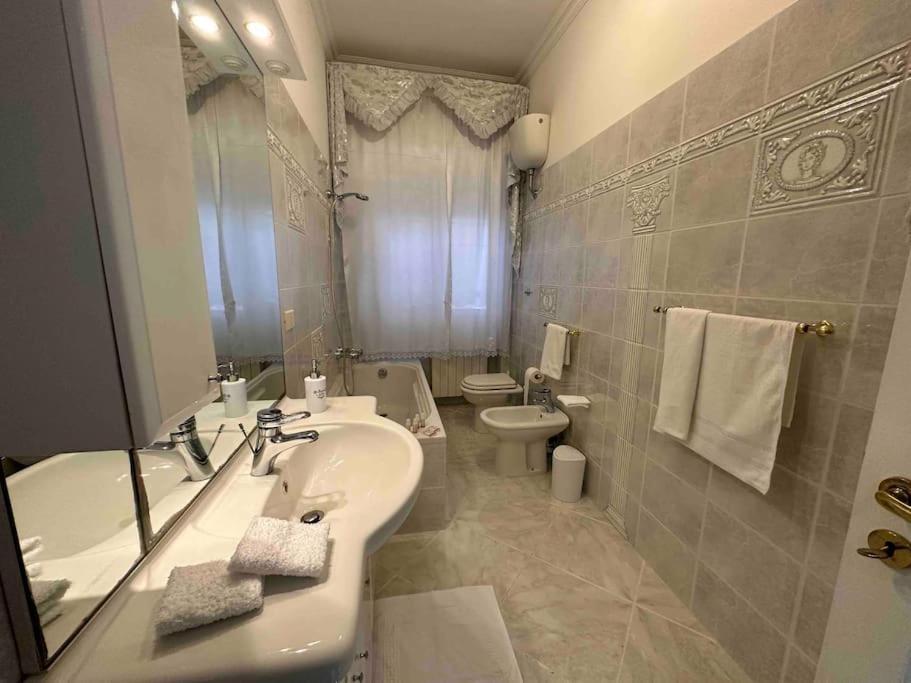 Апартаменти Casa Eleonora: A 5 Min Dal Mare + Free Parking Вентімілья Екстер'єр фото