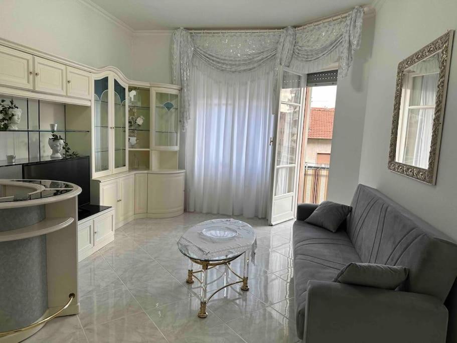 Апартаменти Casa Eleonora: A 5 Min Dal Mare + Free Parking Вентімілья Екстер'єр фото
